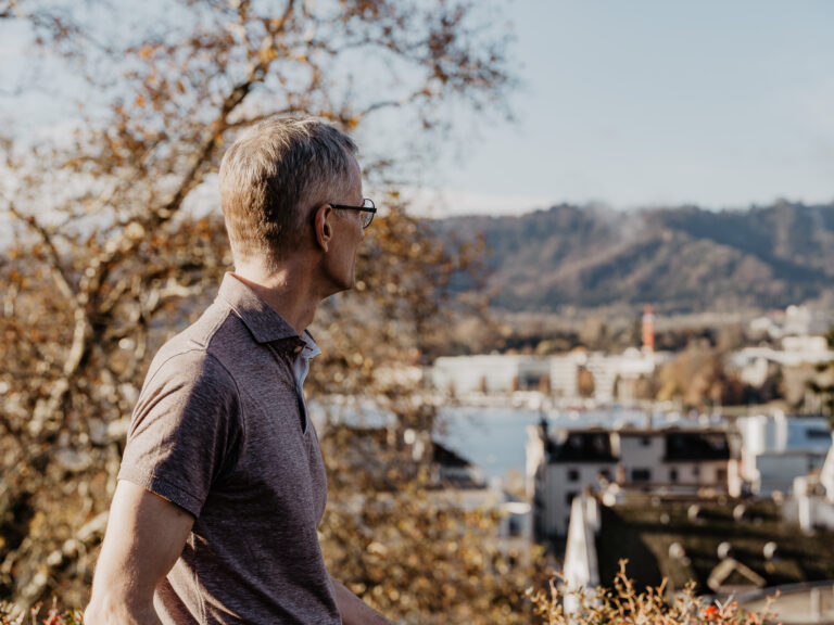 Ruhige Szene am Zürichsee symbolisiert Ausgleich zwischen Beruf, Familie und Privatleben